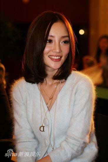 图文:沈好放签约北大星光-李小璐五官精致